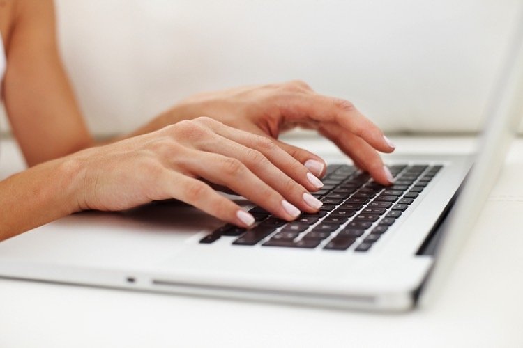 female_hands_typing_21941885_2